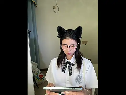 Y--F--LOVE online show from April 3, 2026, 2:48 pm