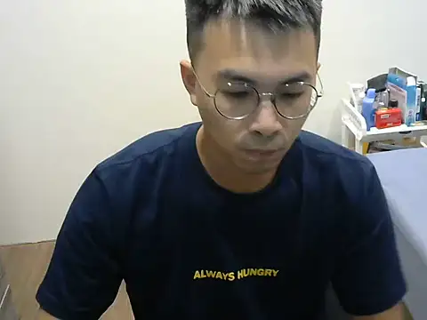 Snapshot of silverwolfwoof chatting on May 20, 2026, 12:11 pm silverwolfwoof online show from May 20, 2026, 12:11 pm