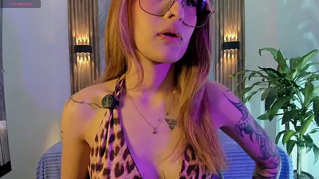 Melodylanee online show from May 6, 2026, 11:04 am