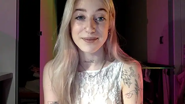Snapshot of EmmyWet chatting on April 23, 2026, 6:21 pm EmmyWet online show from April 23, 2026, 6:21 pm