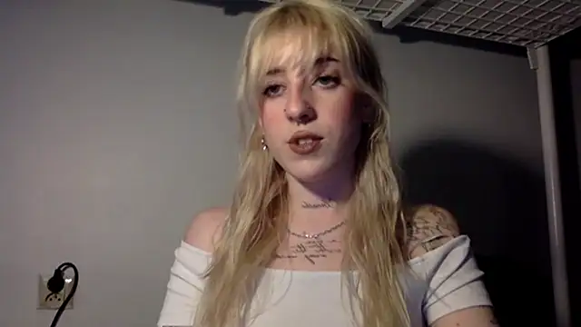 Snapshot of EmmyWet chatting on May 2, 2026, 6:13 pm EmmyWet online show from May 2, 2026, 6:13 pm