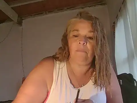 Snapshot of momismilf544 chatting on April 4, 2026, 8:28 pm momismilf544 online show from April 4, 2026, 8:28 pm