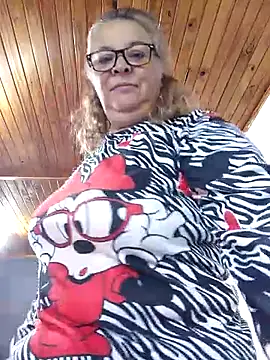 Snapshot of momismilf544 chatting on April 7, 2026, 1:33 pm momismilf544 online show from April 7, 2026, 1:33 pm