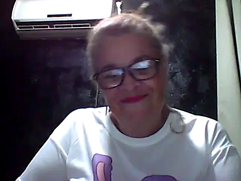Snapshot of momismilf544 chatting on April 13, 2026, 3:01 am momismilf544 online show from April 13, 2026, 3:01 am