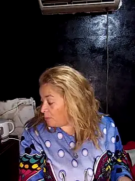 Snapshot of momismilf544 chatting on May 10, 2026, 2:39 am momismilf544 online show from May 10, 2026, 2:39 am