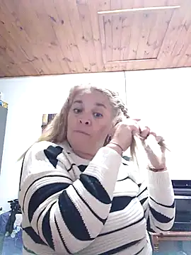Snapshot of momismilf544 chatting on May 22, 2026, 11:32 pm momismilf544 online show from May 22, 2026, 11:32 pm