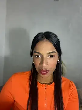 Snapshot of FlorSalvaje_ chatting on August 6, 2026, 12:56 am FlorSalvaje online show from August 6, 2026, 12:56 am