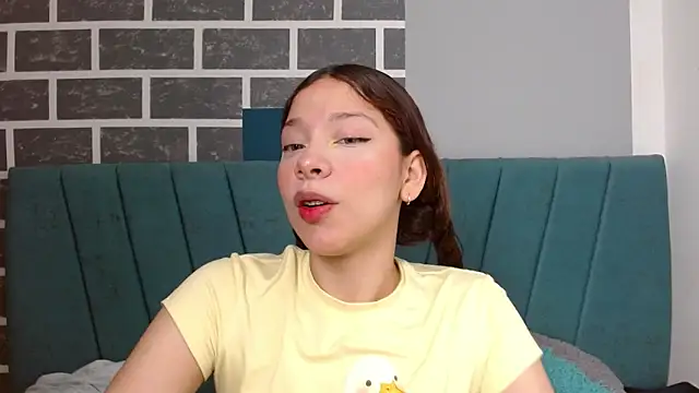 Snapshot of Sweet_kitty_05 chatting on April 17, 2026, 12:13 am Sweet kitty 05 online show from April 17, 2026, 12:13 am