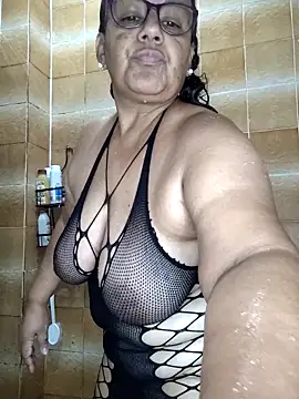 Snapshot of Roxy_77 chatting on April 14, 2026, 10:27 pm Roxy 77 online show from April 14, 2026, 10:27 pm