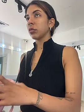 Snapshot of VioletaHills_ chatting on May 6, 2026, 12:32 pm VioletaHills online show from May 6, 2026, 12:32 pm