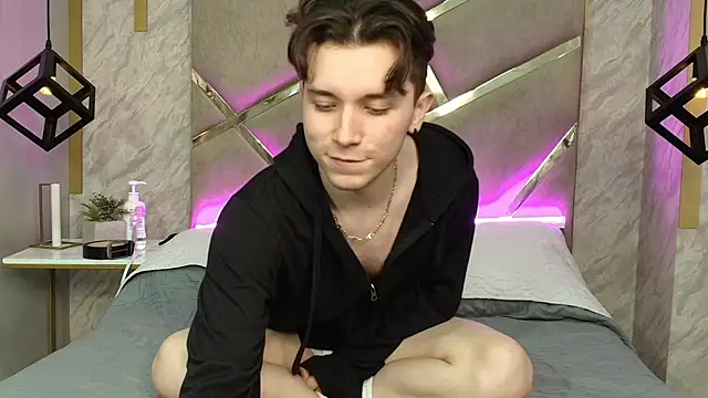 hollannd  online show from April 8, 2026, 7:36 pm