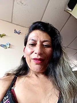Snapshot of Lucia_Rios chatting on April 19, 2026, 6:10 pm Lucia Rios online show from April 19, 2026, 6:10 pm