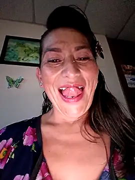 Snapshot of Lucia_Rios chatting on May 6, 2026, 11:10 pm Lucia Rios online show from May 6, 2026, 11:10 pm