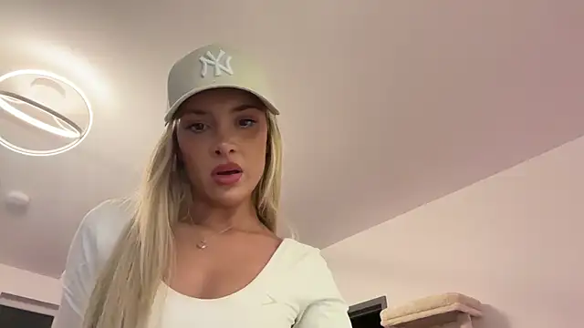 Snapshot of Naughtyblondex chatting on June 1, 2026, 11:28 pm Naughtyblondex online show from June 1, 2026, 11:28 pm