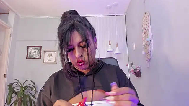 Nahomy Collins  online show from March 23, 2026, 7:18 pm