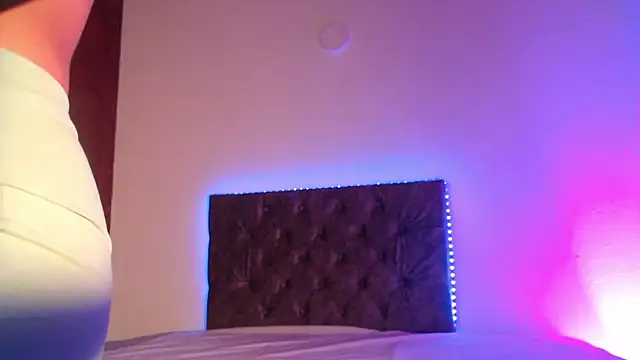 sweetsea  online show from April 17, 2026, 11:30 pm