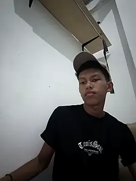 Snapshot of ElJohan5 chatting on May 3, 2026, 10:49 pm ElJohan5 online show from May 3, 2026, 10:49 pm