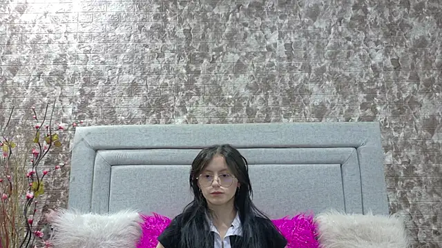 Snapshot of Naomimolie chatting on June 19, 2026, 12:31 pm Naomimolie online show from June 19, 2026, 12:31 pm