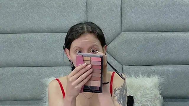 Snapshot of Naomimolie chatting on July 11, 2026, 12:08 pm Naomimolie online show from July 11, 2026, 12:08 pm