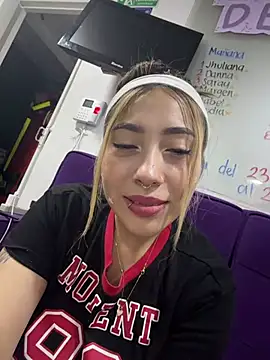 ManuelaVeeleez online show from March 25, 2026, 8:20 am