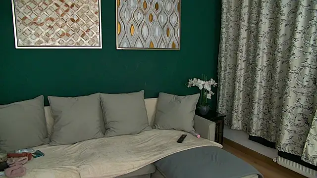 SkinnyNatty online show from April 5, 2026, 3:47 am