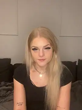 Snapshot of Luna-Noire chatting on March 3, 2026, 8:15 pm Luna-Noire online show from March 3, 2026, 8:15 pm