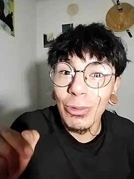 Snapshot of Apolo444 chatting on March 5, 2026, 2:40 am Apolo444 online show from March 5, 2026, 2:40 am