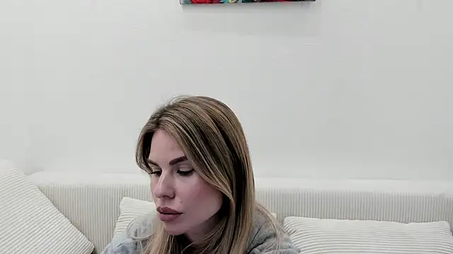 MollyCem online show from March 12, 2026, 4:24 pm