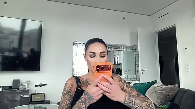 AMBER HARD online show from April 18, 2026, 3:38 pm