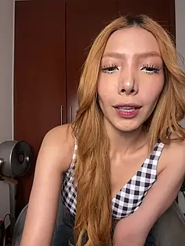 Snapshot of Suki_3 chatting on June 9, 2026, 9:48 pm Suki 3 online show from June 9, 2026, 9:48 pm