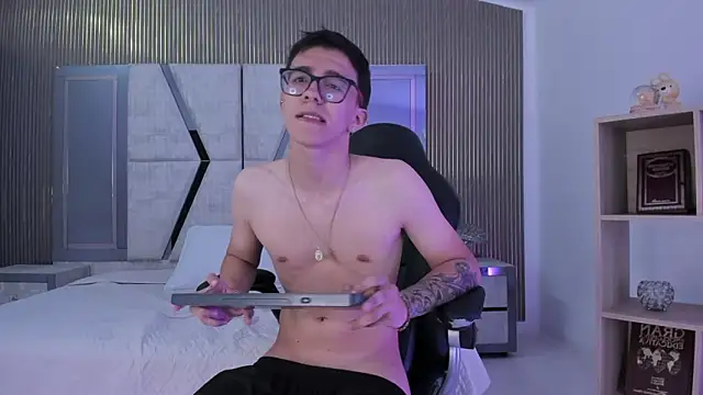 TylerCross  online show from March 11, 2026, 11:33 pm