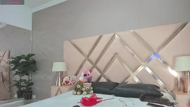 ZairaRogue online show from March 16, 2026, 12:09 pm