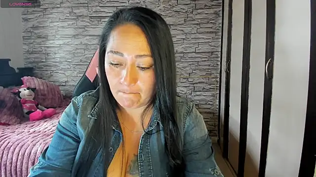 Milf Julianna online show from May 11, 2026, 9:12 pm