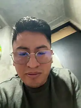 Snapshot of GoldenM95 chatting on May 4, 2026, 6:42 am GoldenM95 online show from May 4, 2026, 6:42 am