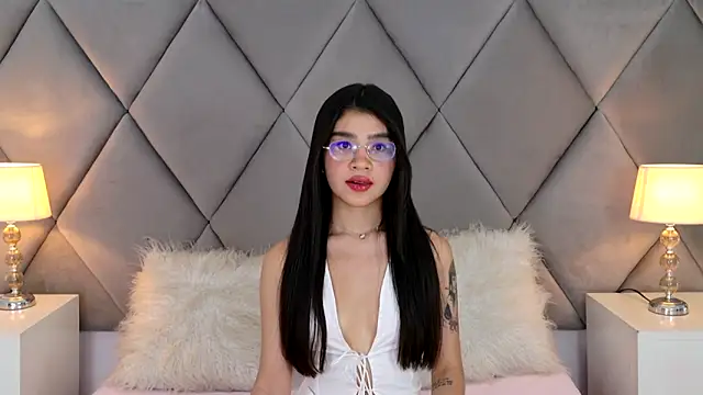 OliviaDiaz online show from June 4, 2026, 8:04 pm