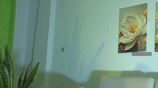 Viioletcollins online show from April 15, 2026, 11:05 pm