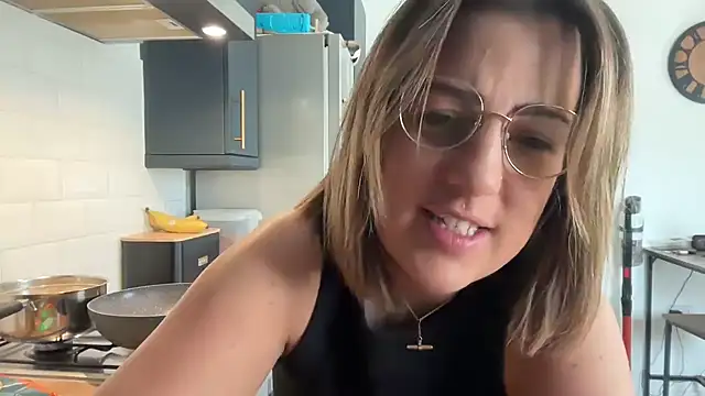 annabellewarick online show from April 8, 2026, 11:10 am