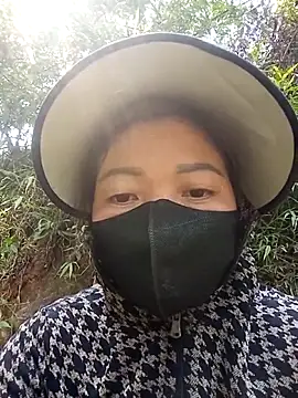 Bling-pusy online show from April 21, 2026, 7:14 am