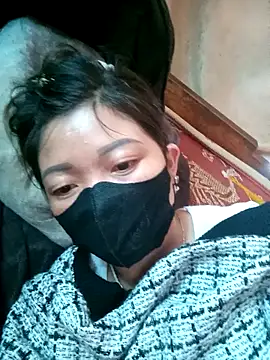 Bling-pusy online show from April 24, 2026, 4:37 am