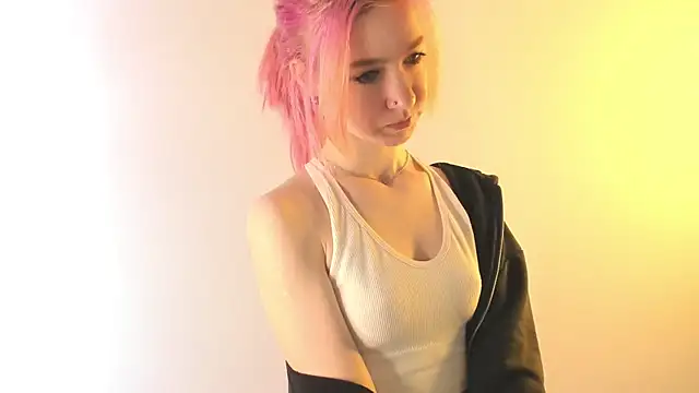 August female online show from April 25, 2026, 12:30 pm