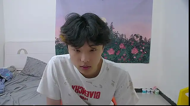 Snapshot of icecream-002 chatting on May 8, 2026, 11:48 am icecream-002 online show from May 8, 2026, 11:48 am
