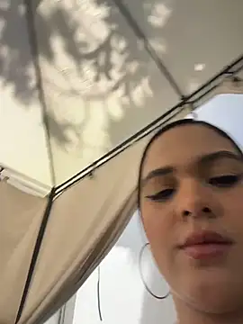 Snapshot of Bella-Ferrer chatting on July 17, 2026, 4:01 pm Bella-Ferrer online show from July 17, 2026, 4:01 pm