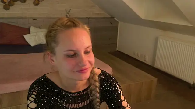 Snapshot of IceBlueBabe chatting on May 25, 2026, 7:42 pm IceBlueBabe online show from May 25, 2026, 7:42 pm