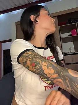 Snapshot of Twoshotsparty420 chatting on April 7, 2026, 1:33 pm Twoshotsparty420 online show from April 7, 2026, 1:33 pm