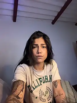 Snapshot of Twoshotsparty420 chatting on April 13, 2026, 2:44 pm Twoshotsparty420 online show from April 13, 2026, 2:44 pm