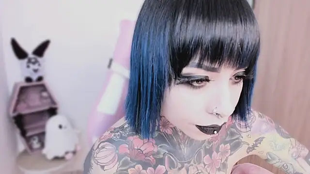 shes creepy online show from April 28, 2026, 7:02 am