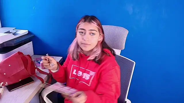 PinkyyPieee  online show from April 24, 2026, 12:07 pm