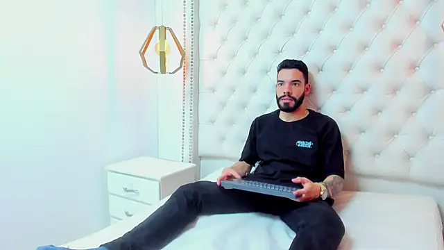 JEAN LEWIS2 online show from April 18, 2026, 8:53 pm