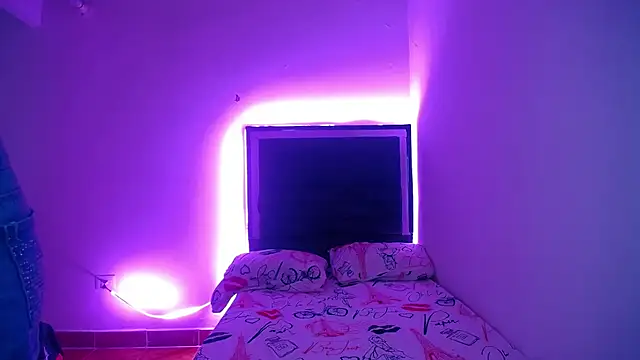 miavalentina05 online show from March 12, 2026, 2:39 am