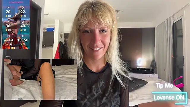 Snapshot of AtomBlondy chatting on May 17, 2026, 7:43 pm AtomBlondy online show from May 17, 2026, 7:43 pm
